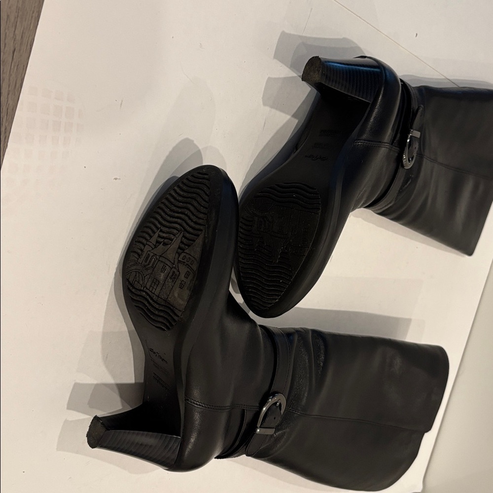 Sleek Black Leather Heeled Boots - Picture 7 of 12